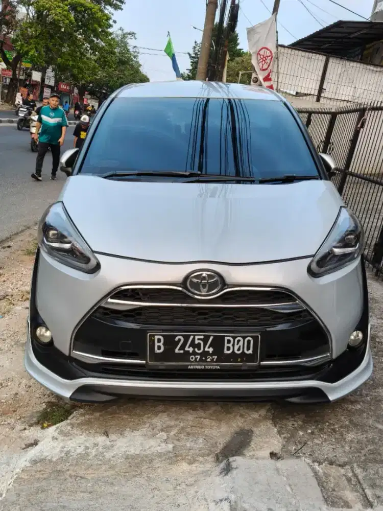 Toyota Sienta Q at Silver 2017