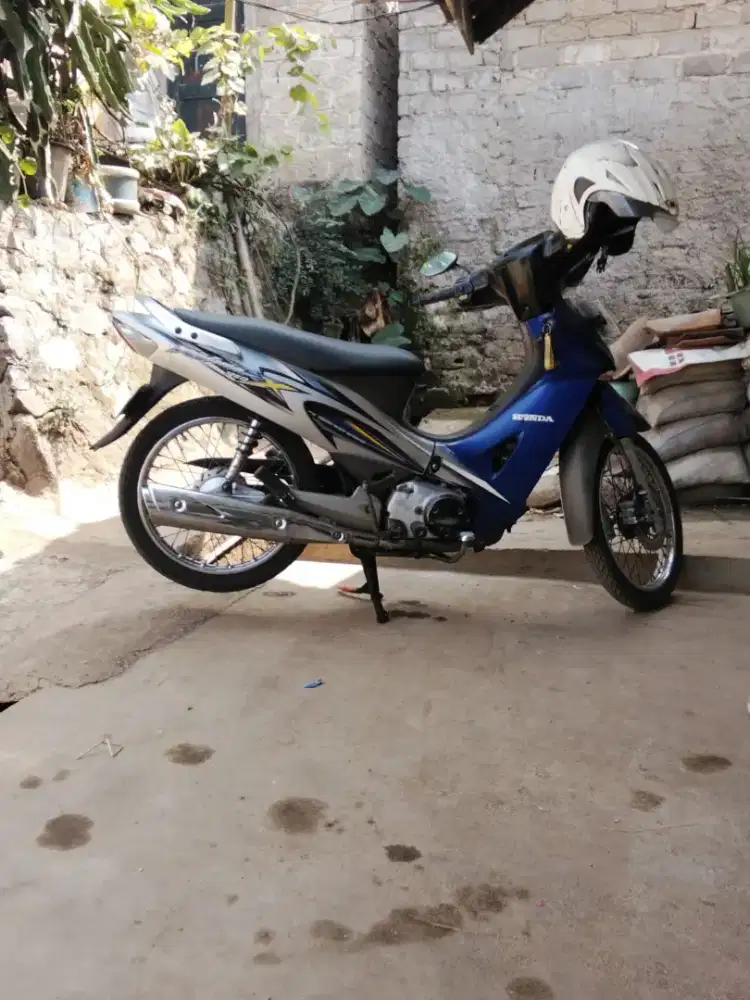 kharisma 2005 biru