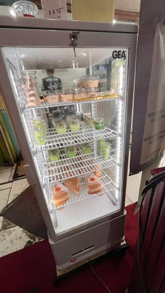 Dijual Showcase GEA RT-98L-3