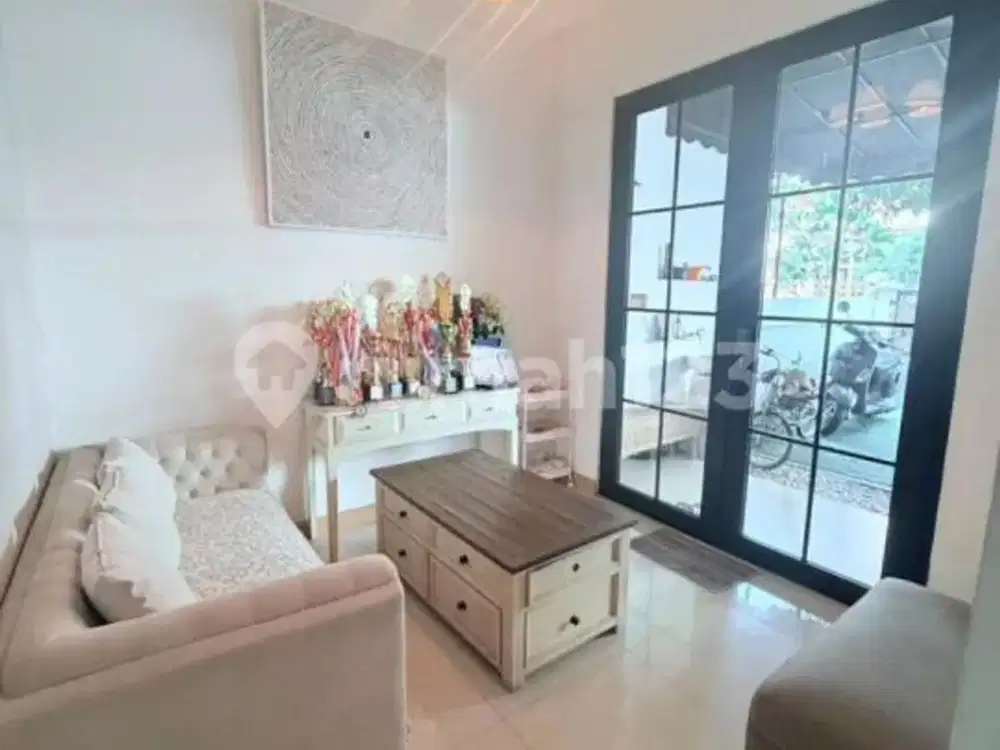 Rumah Cantik Furnished 2 Lantai+Rooftop Banjar Wijaya