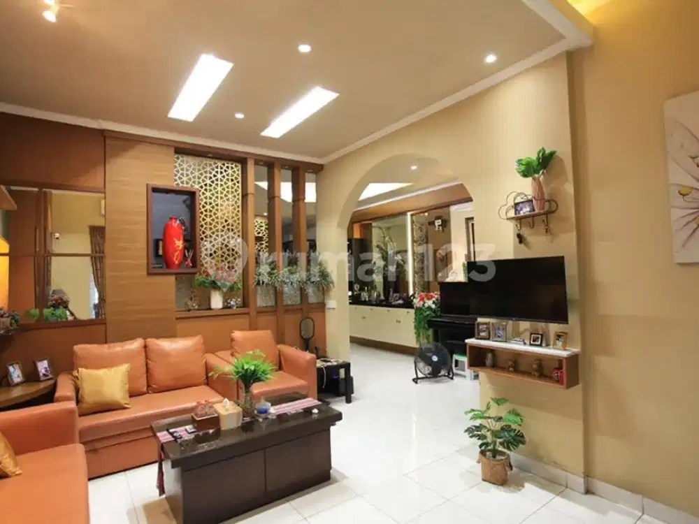 Rumah Bagus Semi Furnished 2 1/4 Lantai Taman Surya 5