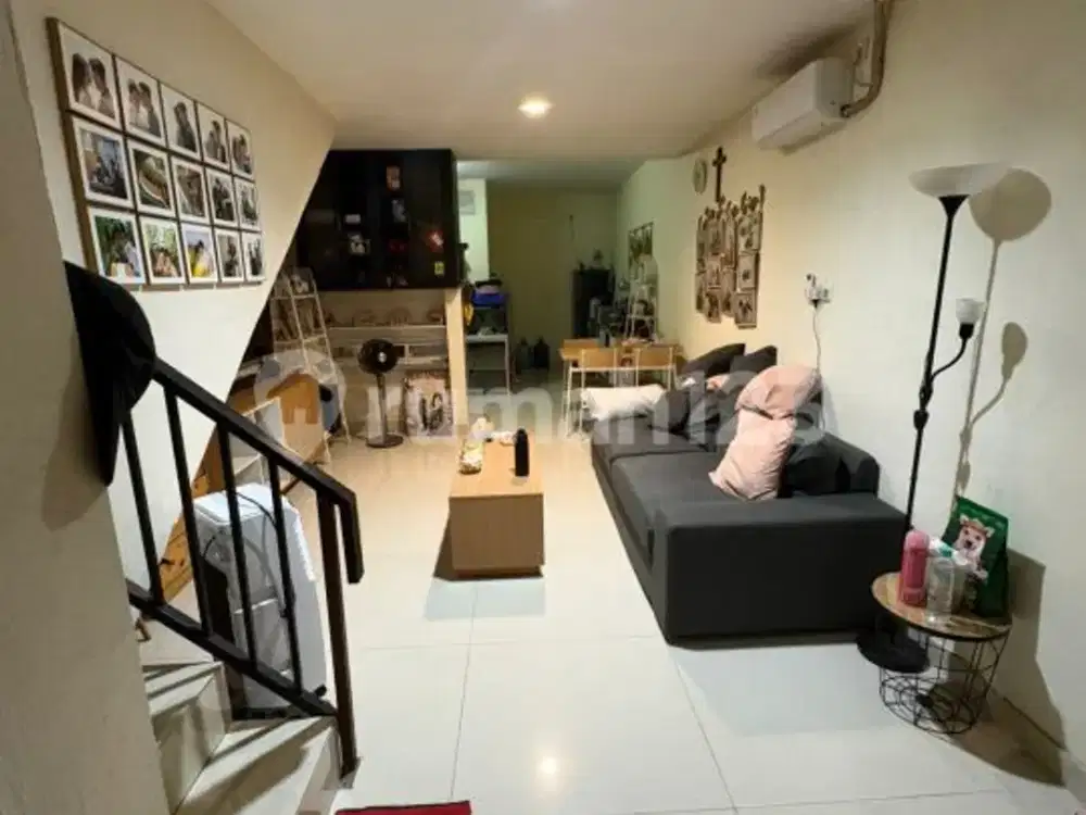Rumah 2 1/2 Lantai Rapi Terawat Taman Palem Lestari