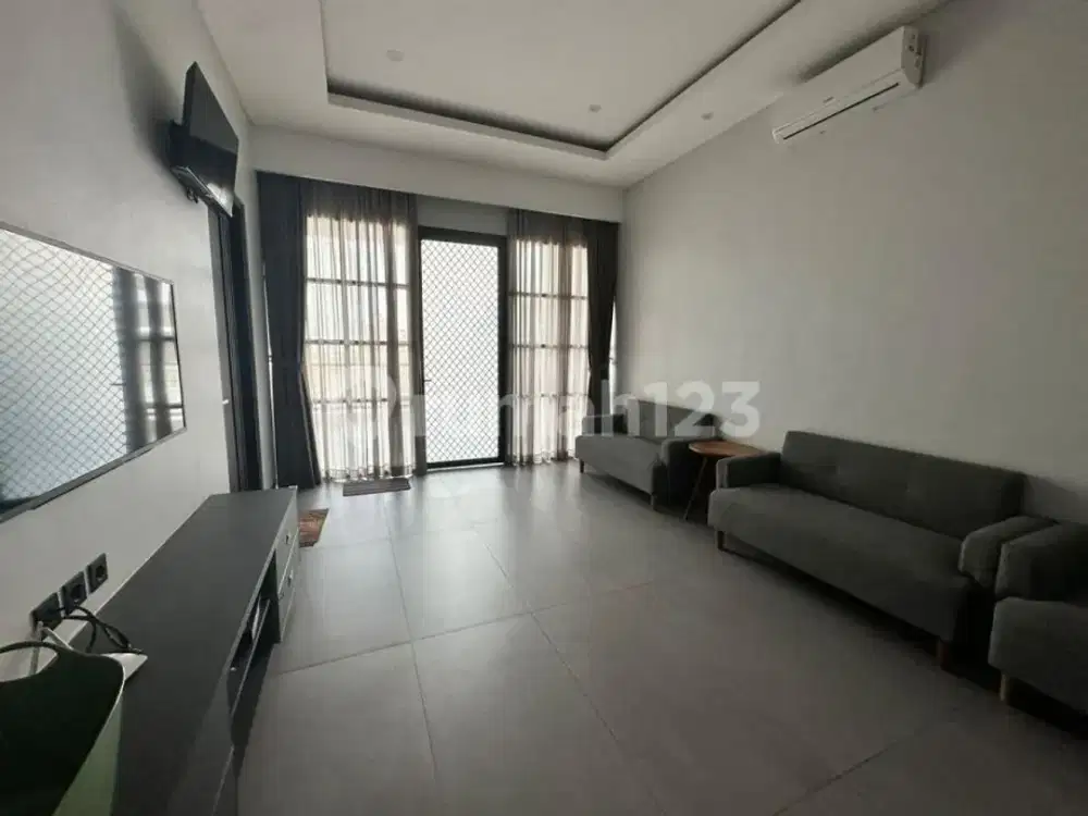 Rumah Cantik 3 Lantai Semi Furnished Taman Kencana