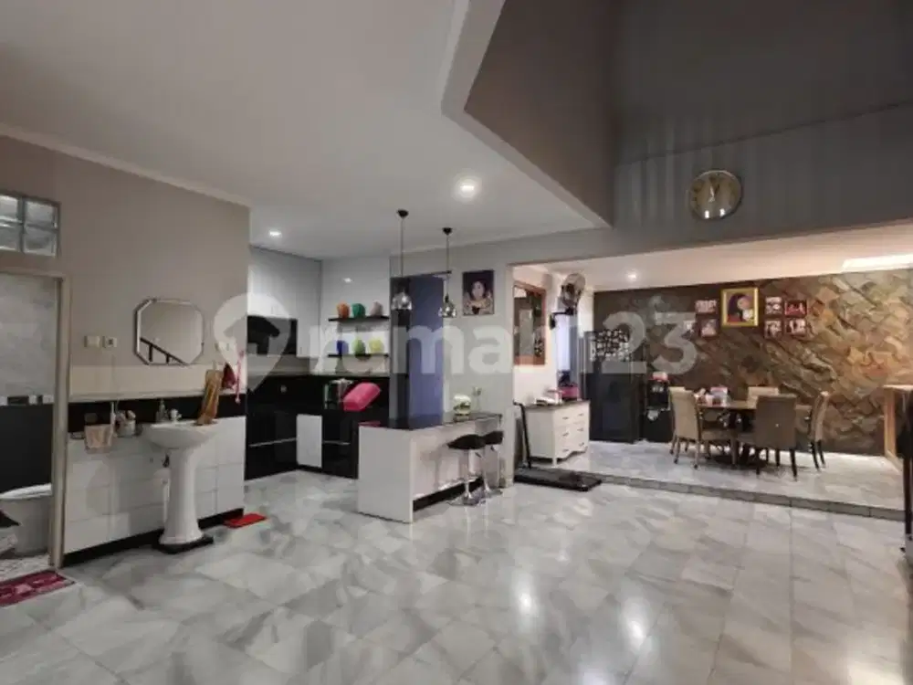 Rumah Besar di Boulevard Citra Garden 2