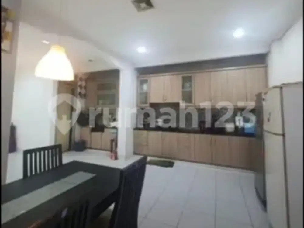 Rumah Murah 2 1/2 Lantai Rapi 8x15m² Taman Palem Lestari