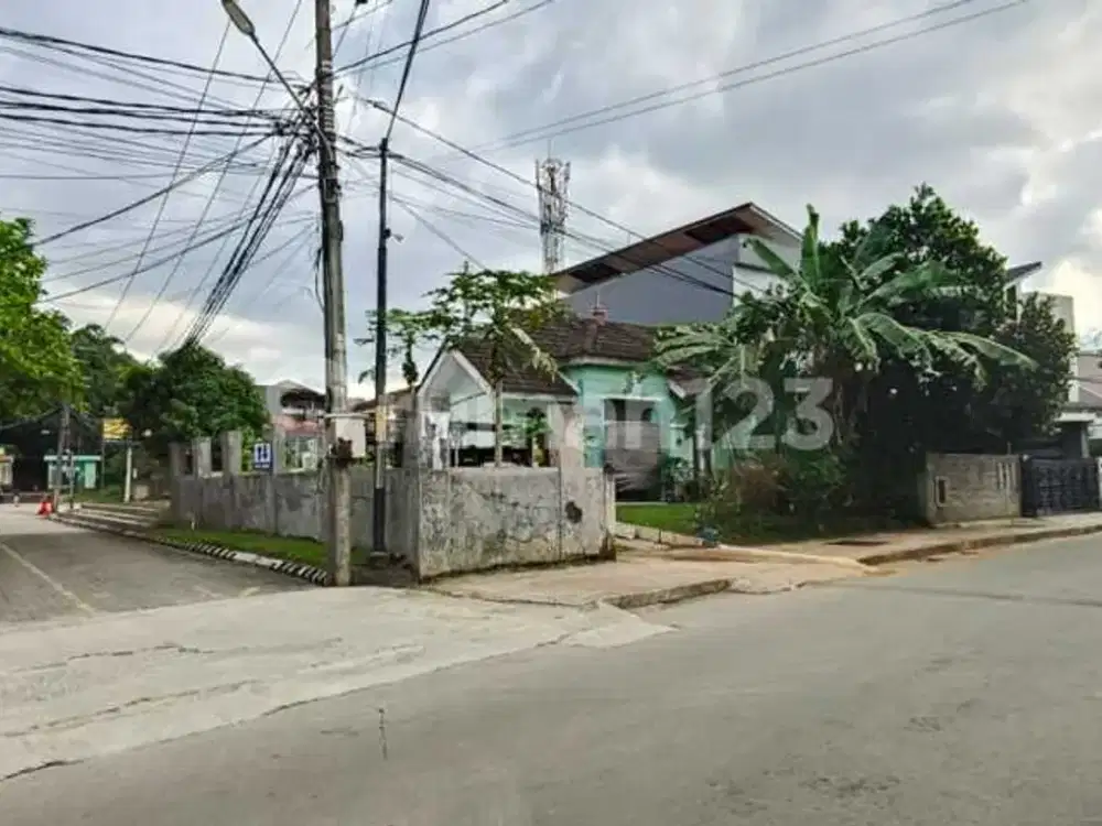 Dijual rumah dengan tanah yang luas di Tamansari Persada