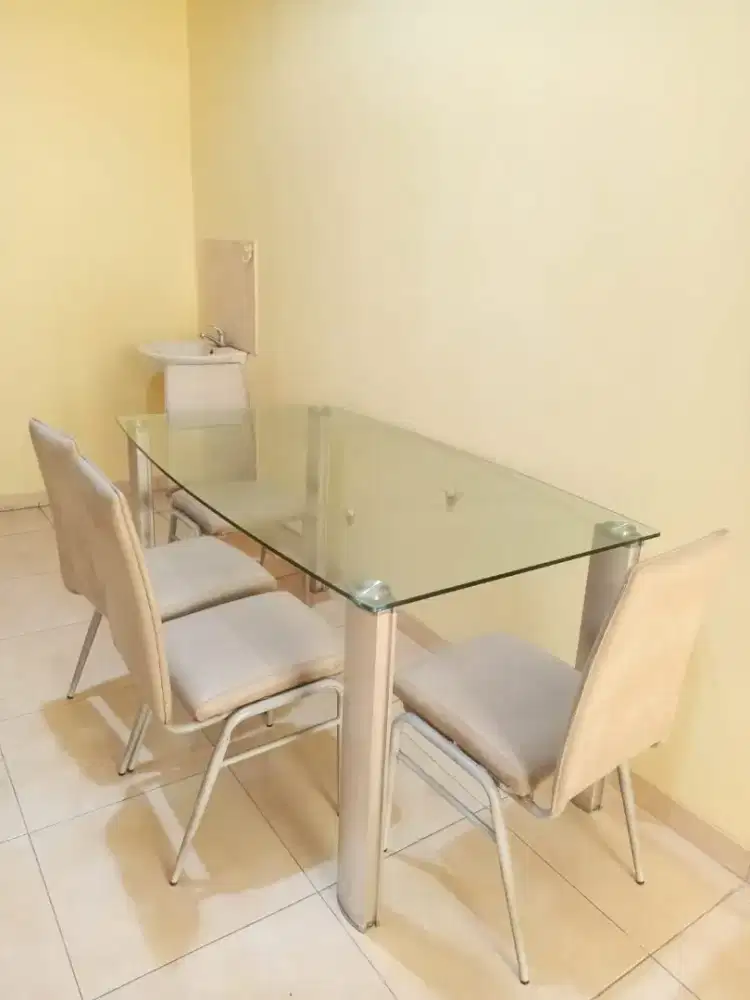 meja makan kaca dengan 4 kursi
