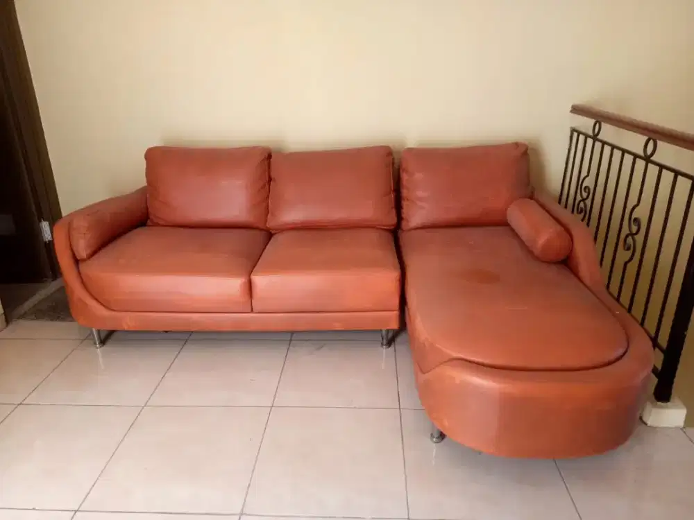 Sofa bentuk L, dengan 4 sitter