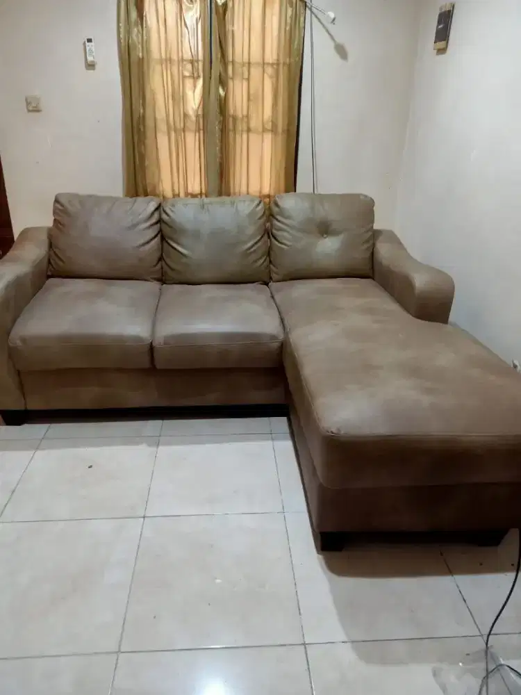 sofa empuk, berbentuk L, dengan 4 sitter