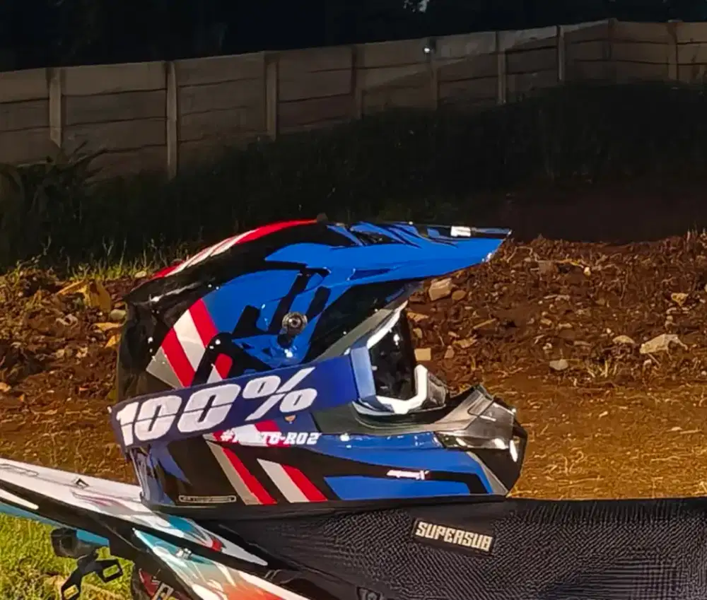 Helm Supermoto merk thc