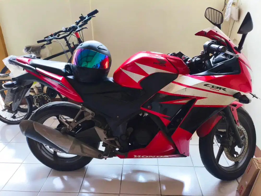 DIJUAL CEPAT MOTOR HONDA CBR 150R Merah