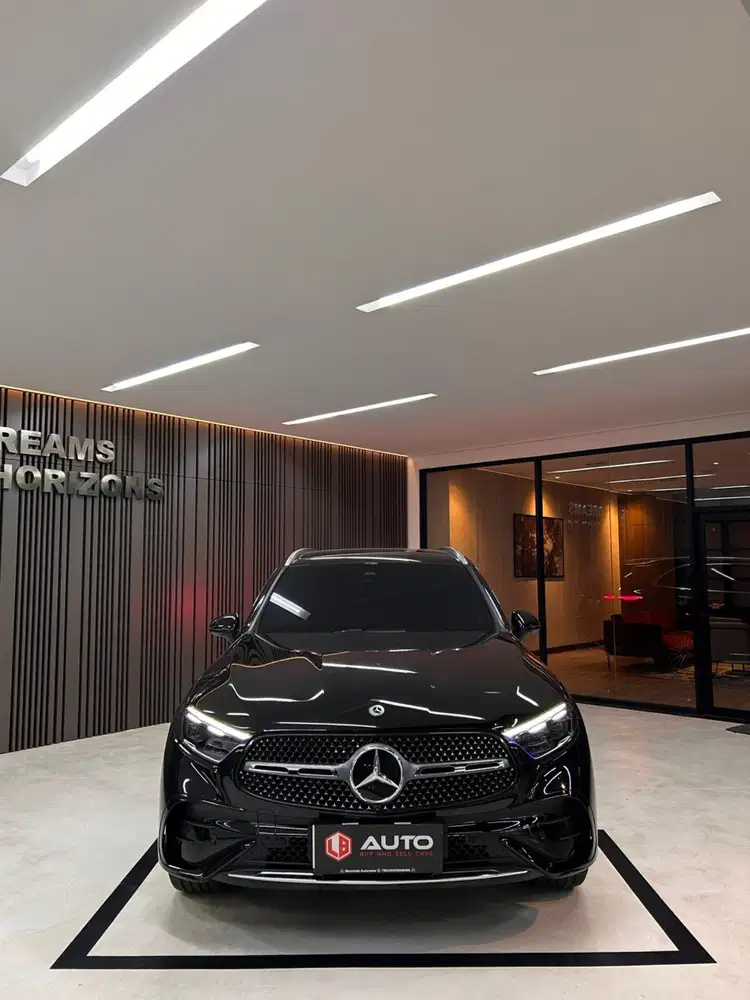 Mercedes Benz GLC300 AT 2025 Hitam Mercy Km5rb Nik 2024 B234MZM