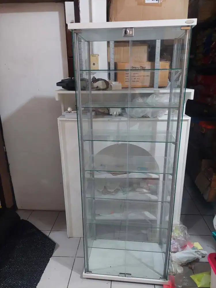 Lemari Rak Kaca