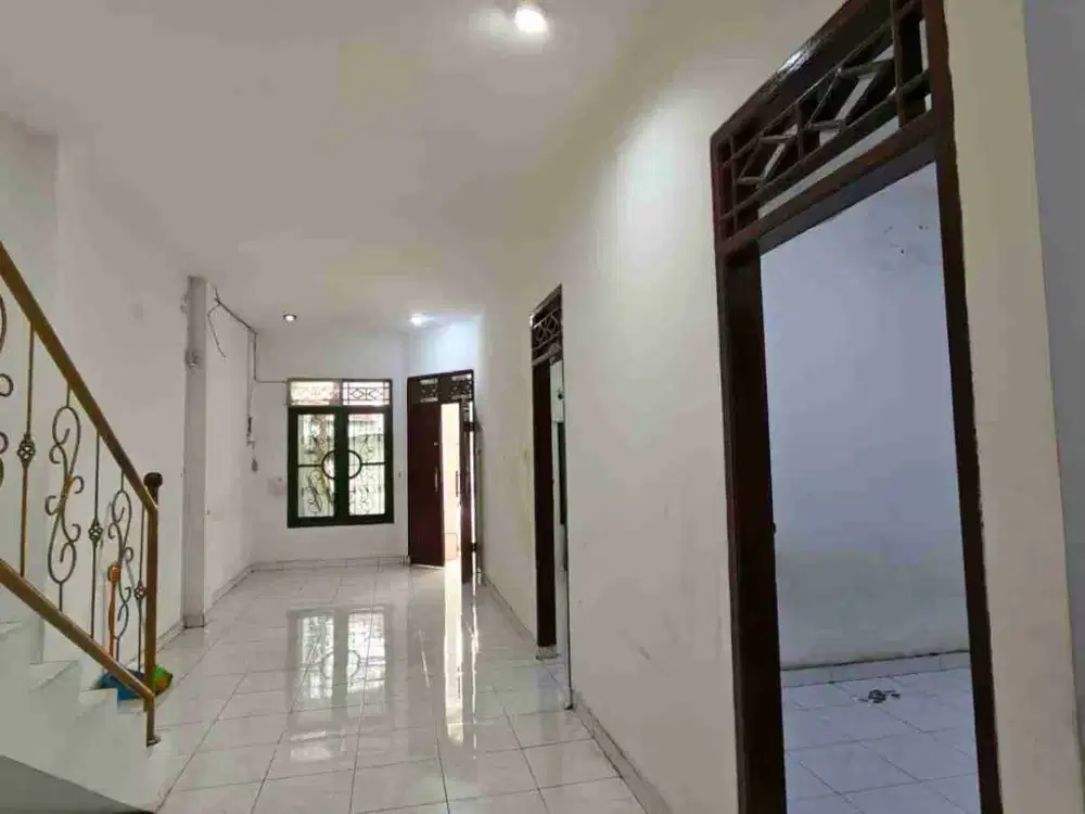 Disewa rumah 2 lantai di Gading Griya