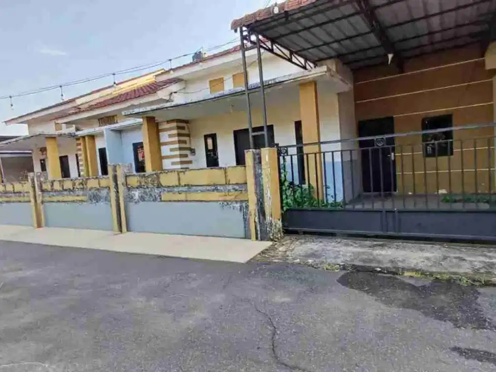 dijual rumah siap huni kondisi bagus terawat lengkap dengan pagar, canopy, dan carport beserta lokasi strategis dekat kawasan kota dan akses jalan lebar 4m di Jl. Purnama Agung 7