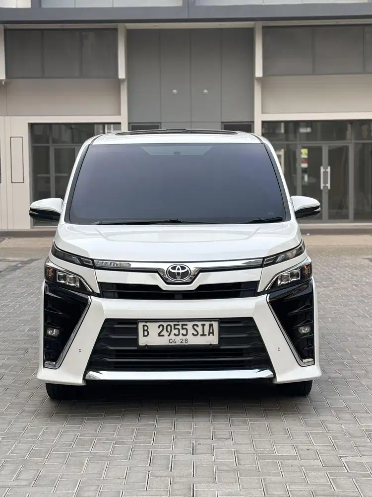 TOYOTA VOXY 2.0 AT TAHUN 2019 PUTIH