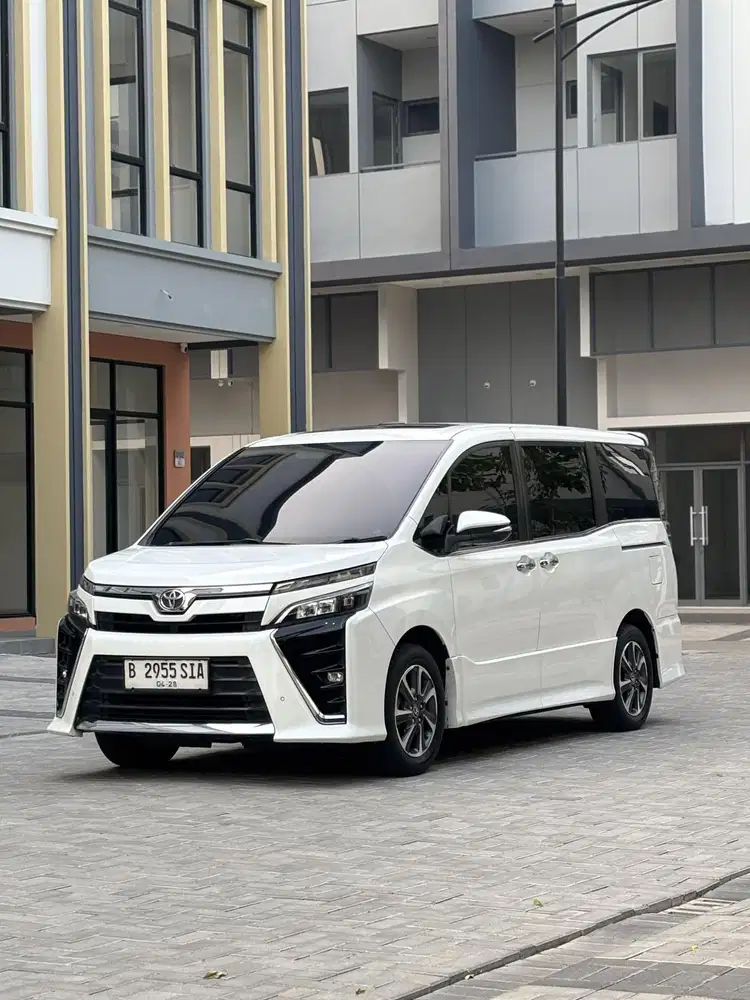 TOYOTA VOXY 2.0 AT TAHUN 2019 PUTIH