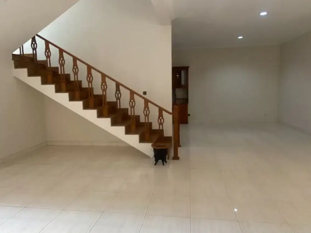 DIJUAL RUMAH 2 LANTAI @TOSIGA KEBON JERUK JAKARTA BARAT RUMAH TERAWAT DAN FULL JATI HARGA BAGUS