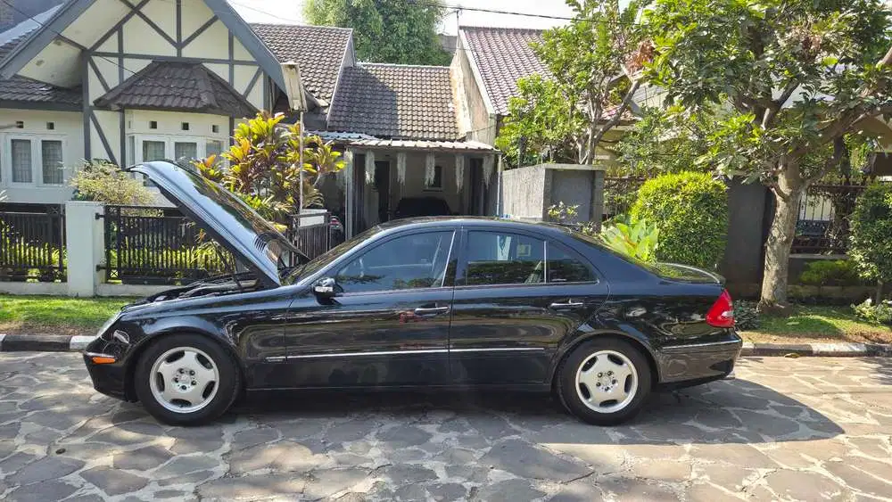 Mercedes-Benz E240 2004 Bensin