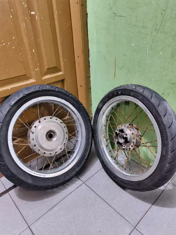 Velg jari jari beat karbu honda 110 plus ban maxxis