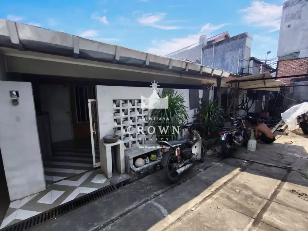 Dijual tanah bonus bangunan cocok jadi kosan di Jalan Ogan, Bukit Lama , Kota Palembang.