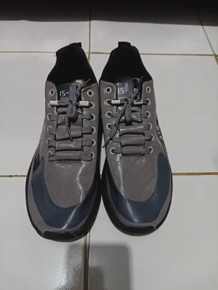 Dijual Sepatu Merk Sketchers BUSEOEU Second Mantap