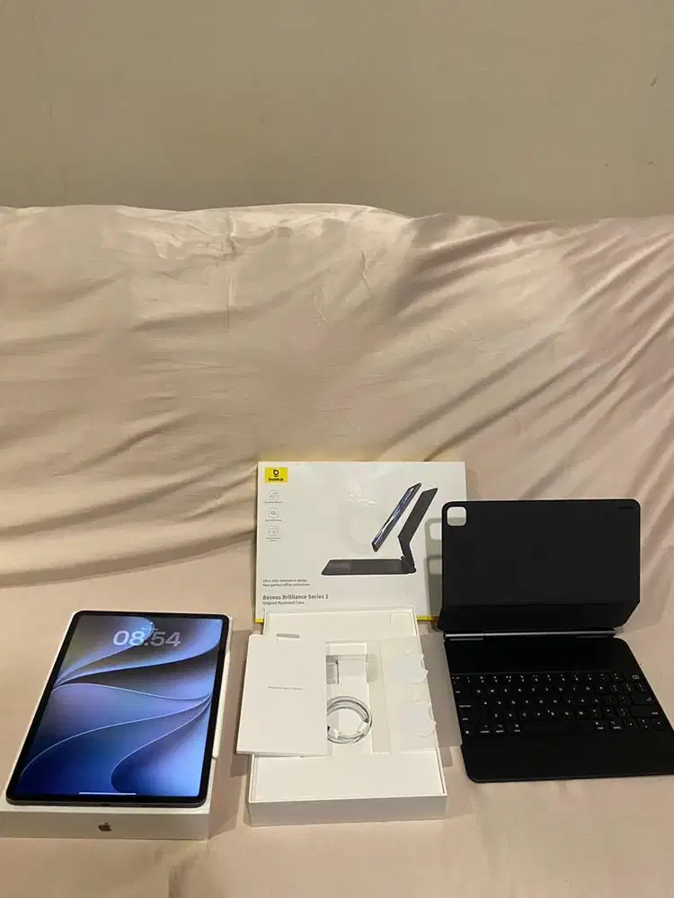iPad Pro 12.9-inch M1 Ex iBox + Apple Pencil + Keyboard