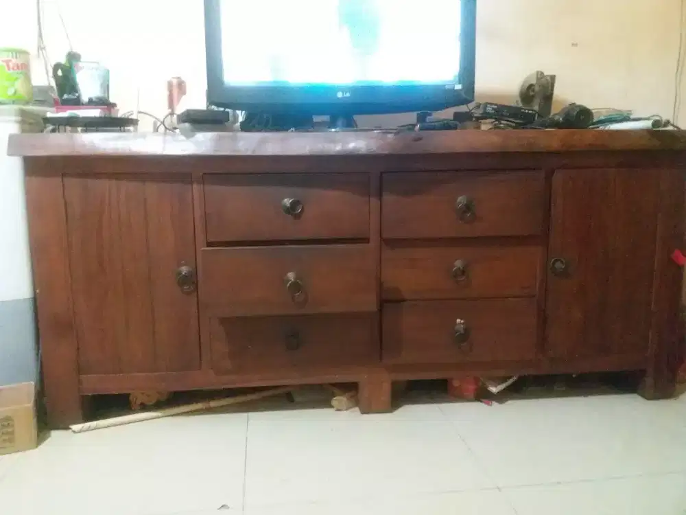 lemari pajangan