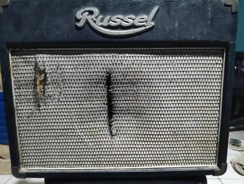 Ampli gitar merek russel