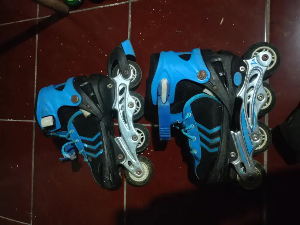 SEPATU RODA BIRU ANAK