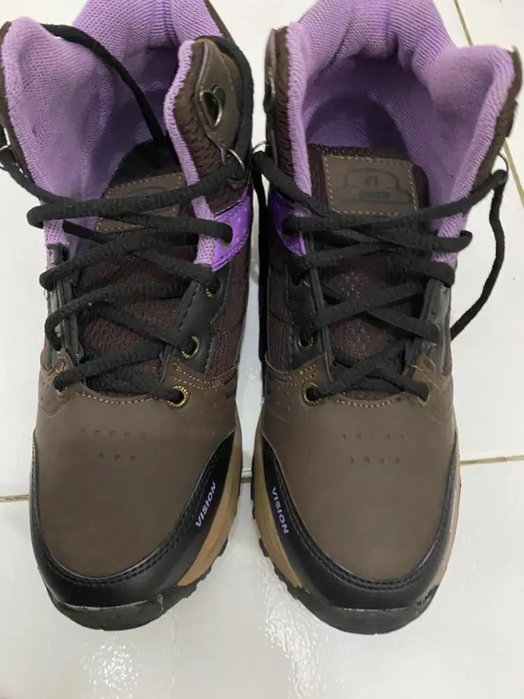Sepatu naik gunung