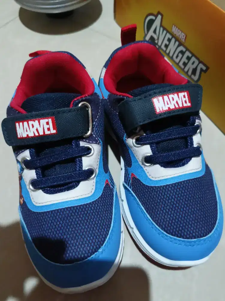 Sepatu anak avenger