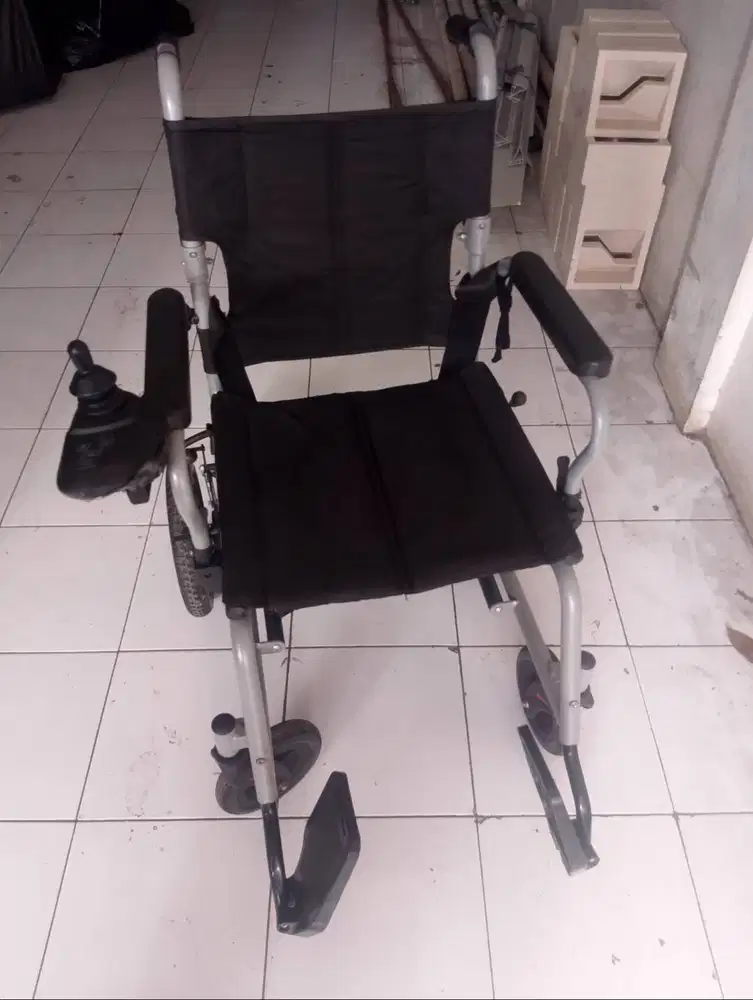 Kursi roda elektrik
