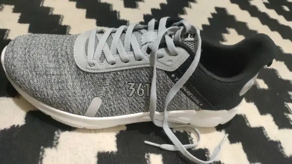Sepatu sport 361