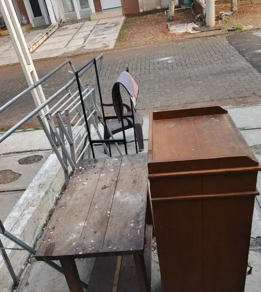 Di jual meja sama Lemari