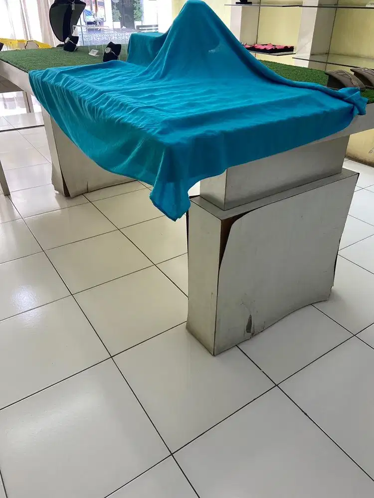 Meja bekas besar