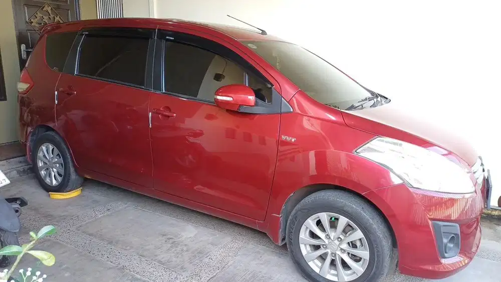 Di jual mobil ertiga GX merah mulus terawat
