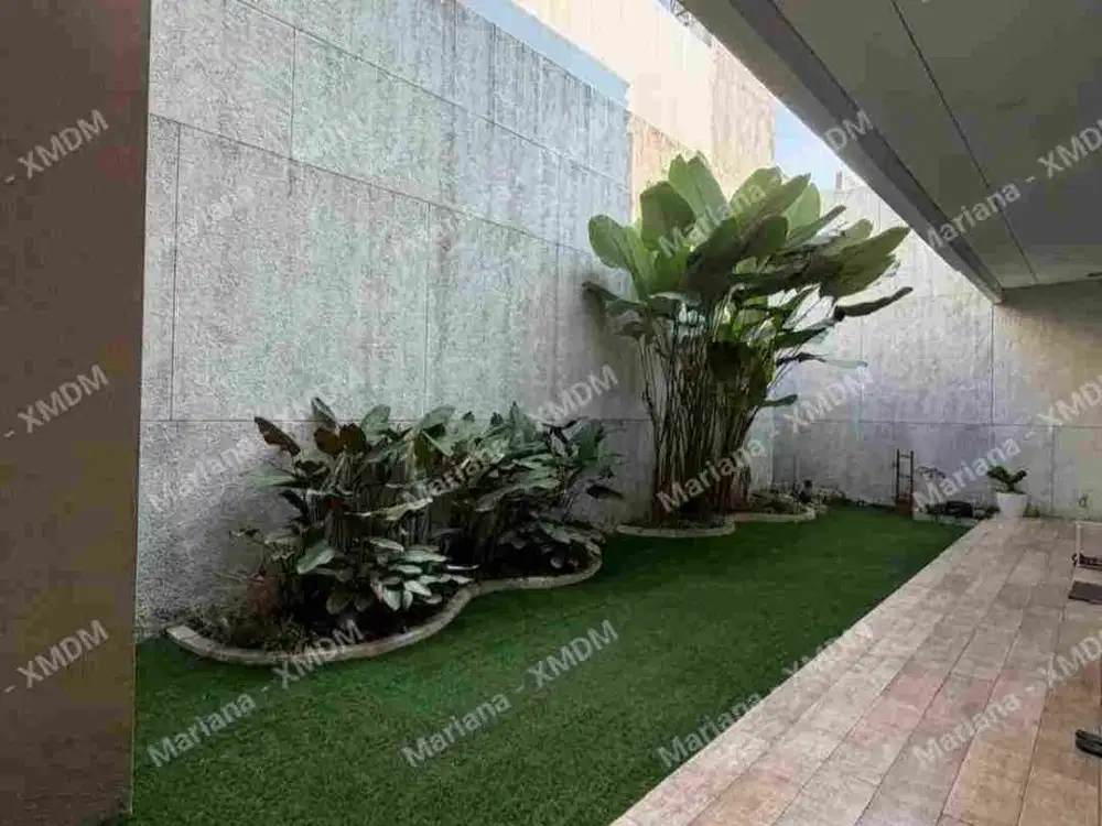 Rumah  dengan Taman  Luas belakang siap huni alam sutera