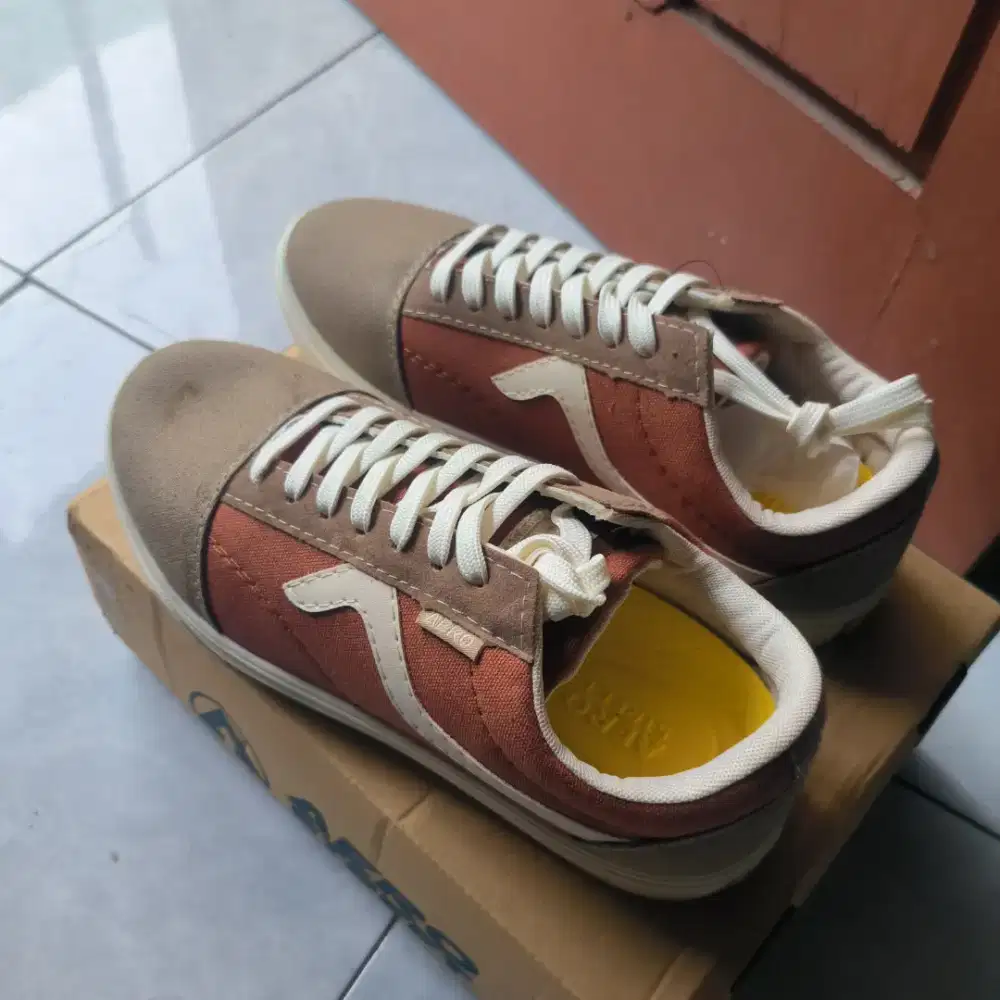 SEPATU SNEAKERS AEROSTREET MASSIVE MERAH BATA COKLAT SIZE 41 BARU