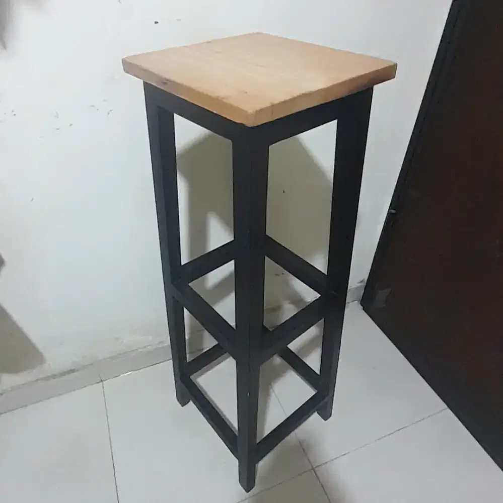 Bangku kayu custom. Tinggi 112 cm. Second bagus banget. Like new Murah