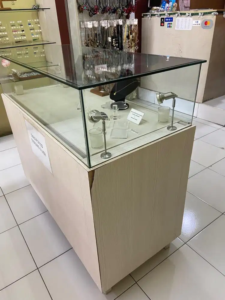 Jual Cepat Meja display perhiasan kondisi bekas - Image 1 of 3