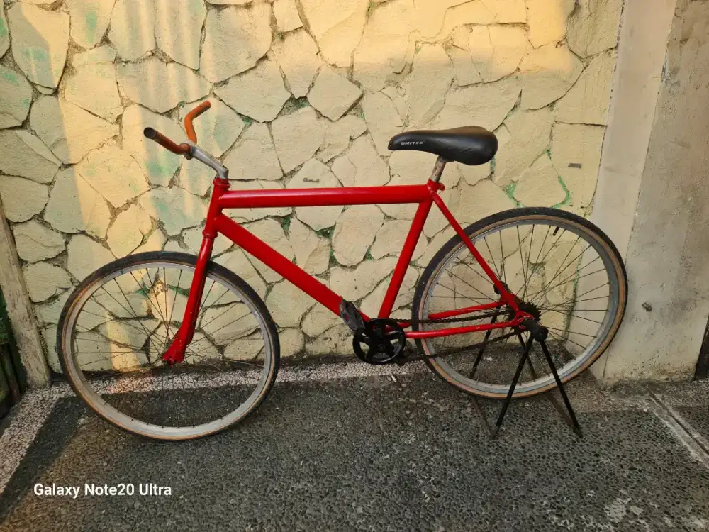 Jual butuh sepeda fixie UK 26 minus ban dalam depan ngga ada