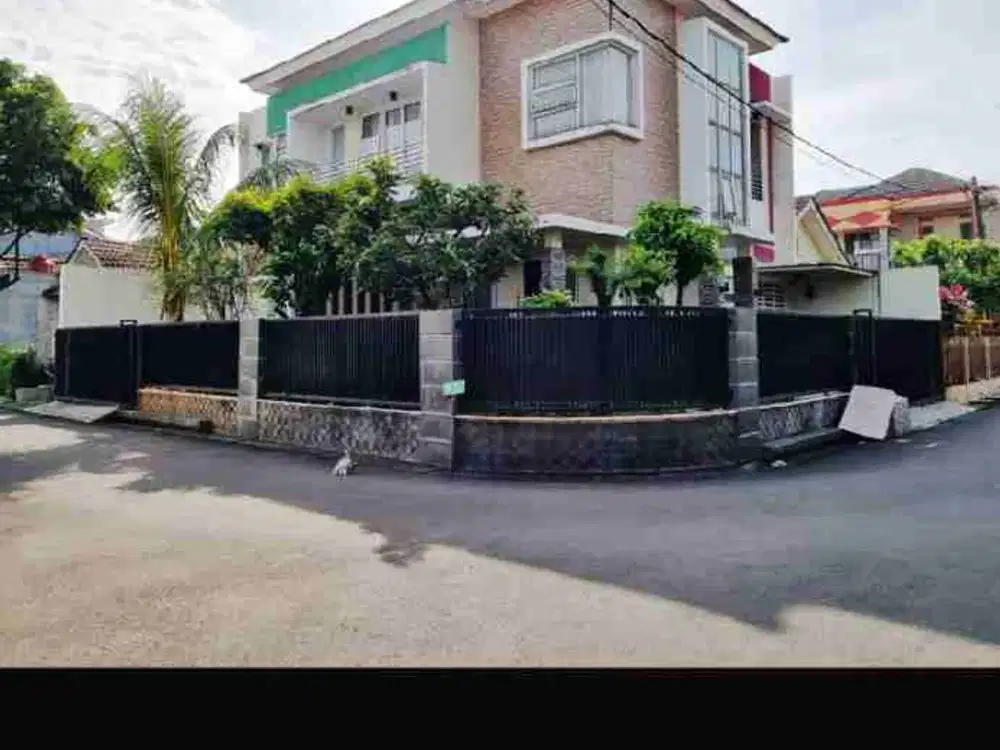 Dijual Rumah 2 Lantai Posisi Hoek Semi-Furnished Di Perumahan Dukuh Zamrud. Bekasi