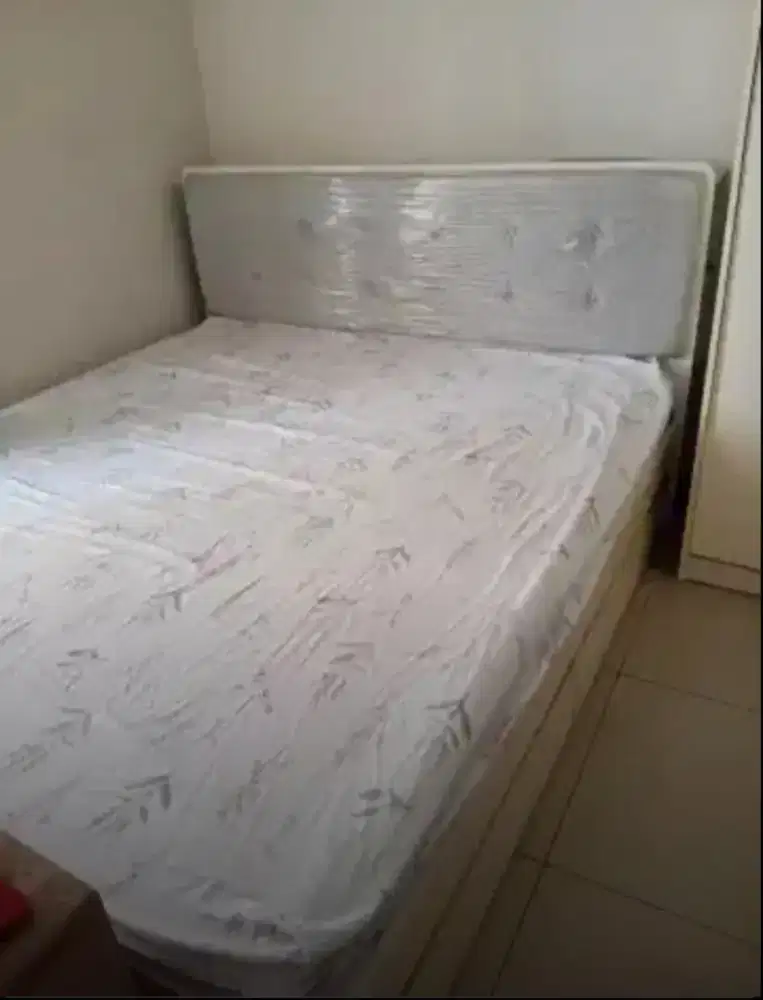 Ranjang Kayu + kasur merek Mimpi (Latex Matras) 180x200