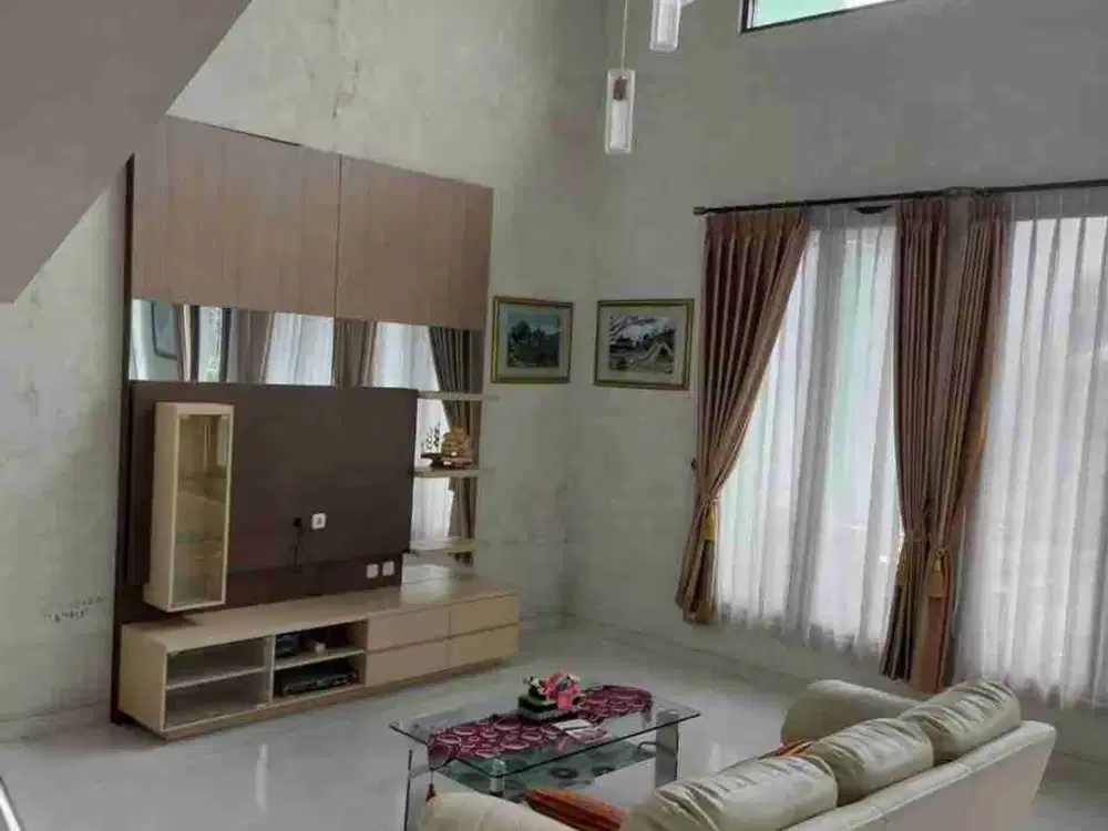 Dijual Rumah Mewah Full Furnished Posisi Hook di Setraduta Bandung