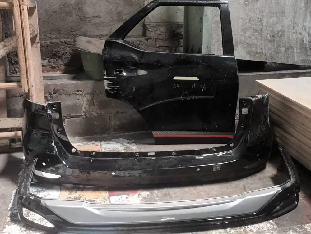 Toyota Fortuner 2017 Bumper Depan - Original Copotan, Kancingan Utuh