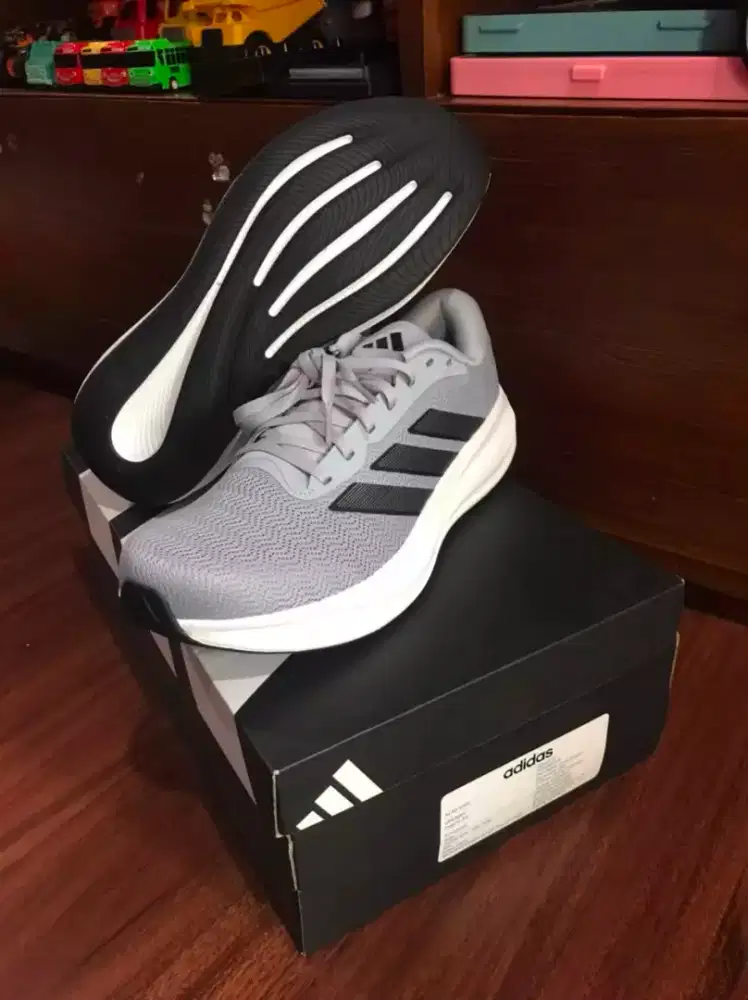 Sepatu Running Adidas dan Diadora