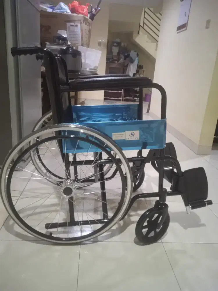 dijual kursi roda baru pakai 1x kondisi mulus 99% seperti baru