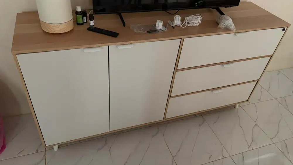 Buffet TV bekas seperti baru merk pira