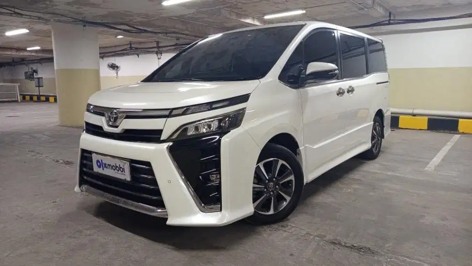 DP MURAH Toyota Voxy 2.0 Bensin-AT 2018 Putih CKKJB